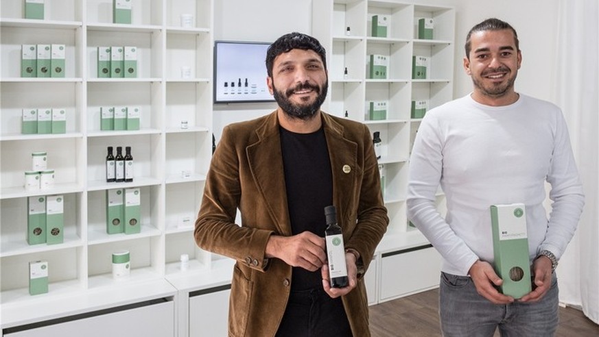 Yilmaz Simsir (mit Ölflasche) und Volkan Kaymaz (mit Cannabis-Spaghetti) in ihrer Hanf-Apotheke.
© Kenneth Nars/bz