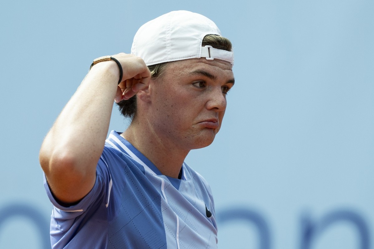 Dominic Stricker of Switzerland reacts to Botic van de Zandschlup of Netherland at the Swiss Open tennis tournament in Gstaad, Switzerland, on Tuesday, July 16, 2024. (KEYSTONE/Peter Schneider)