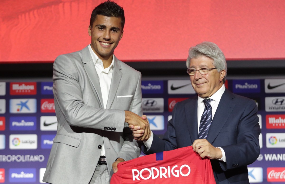 epa06899906 Atletico Madrid's new midfielder Rodrigo Hernandez aka 'Rodri' (L) poses with Atletico Madrid's President, Enrique Cerezo, during his presentation at Wanda Metropolitan ...