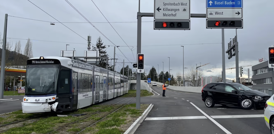 Auto kollidiert in Spreitenbach mit Limmattalbahn.