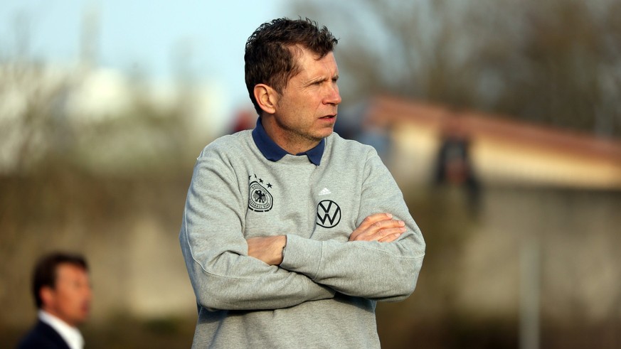 28.03.22 U18 Deutschland - U18 Niederlande Deutschland, Schwieberdingen, 28.03.2022, Fussball, Testspiel U18 DFB Deutschland - U18 Niederlande: Guido Streichsbier (Trainer Deutschland). *** 28 03 22 U ...