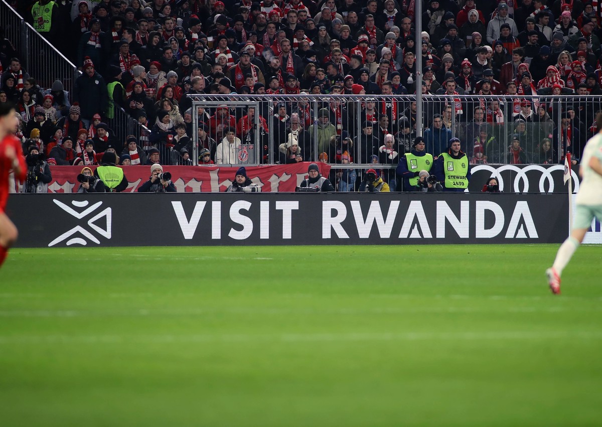 M�nchen, Deutschland, 07. Februar 2025: Fussball, Herren, Bundesliga, Saison 2024/2025, FC Bayern M�nchen - SV Werder Bremen, Allianz Arena Hier eine Bande, Werbung, Visit Rwanda, Visit Ruanda, Partne ...