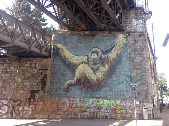 芦Schlampe!禄: Die 9 Meter hohe Graffiti-Kardashian wurde bereits verunstaltet聽
Nicht un盲hnlich: