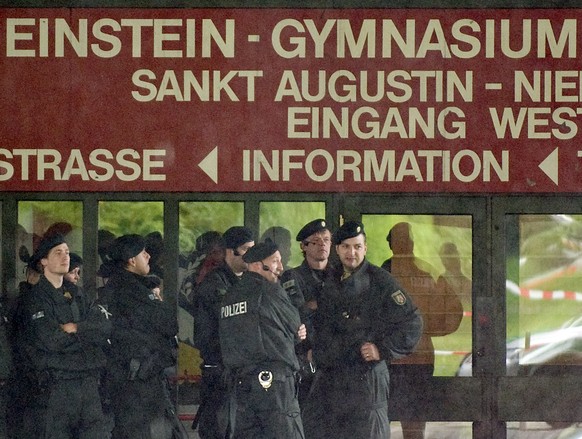 Polizeikraefte stehen am Montag, 11. Mai 2009 vor der Albert-Einstein Gymnasium in Sankt Augustin. Am morgen wurde in der Schule Amok-Alarm ausgeloest, als eine Schuelerin mit einem Messer bewaffnet e ...