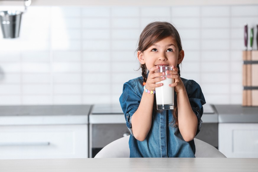 Mädchen trinkt ein Glas Milch