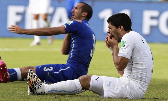 epa04779697 (FILE) A file picture dated 24 June 2014 of Italy&#039;s Giorgio Chiellini (L) claiming he was bitten by Uruguay&#039;s Luis Suarez (R) during the FIFA World Cup 2014 group D preliminary r ...