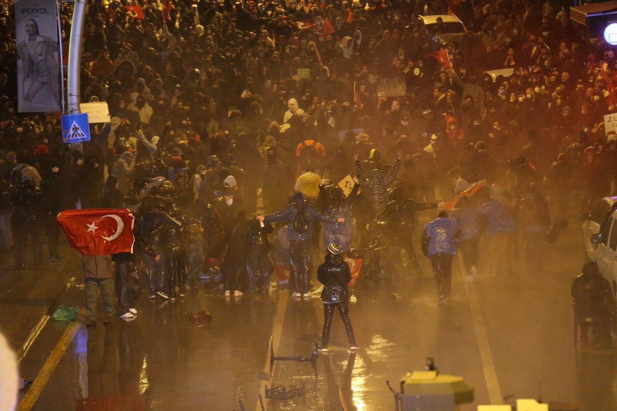 epa11982147 Protesters gather in the street during a protest against the arrest of Istanbul Mayor Ekrem Imamoglu in Ankara, Turkey, 22 March 2025. EPA/NECATI SAVAS