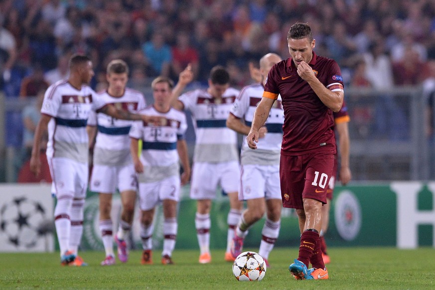 Romas Identifikationsfigur Francesco Totti kann es nicht fassen: Von den Bayern gibt es eine Tracht Prügel.