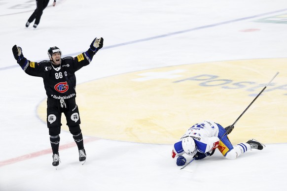 Julien Sprunger (HCFG), links, und Mike Kuenzle (EVZ) im Eishockey Meisterschaftsspiel der National League zwischen dem HC Fribourg Gotteron und dem EV Zug, am Donnerstag, 8. Januar 2026 in der BCF-Ar ...