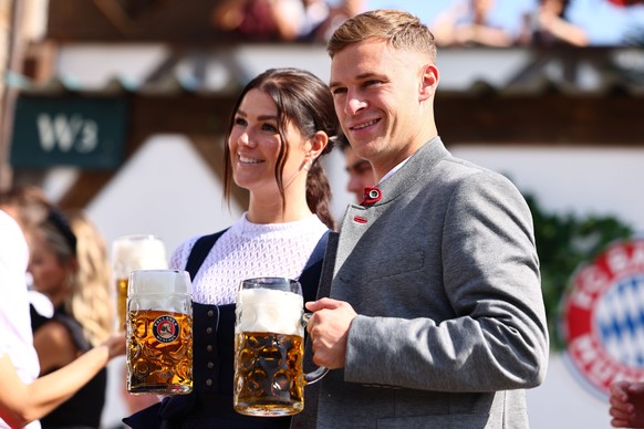 epa11618888 Munich player Joshua Kimmich (R) and his wife Lina pose as they attend the 189th edition of the Oktoberfest beer and amusement festival in Munich, Germany, 22 September 2024. The 2024 Okto ...