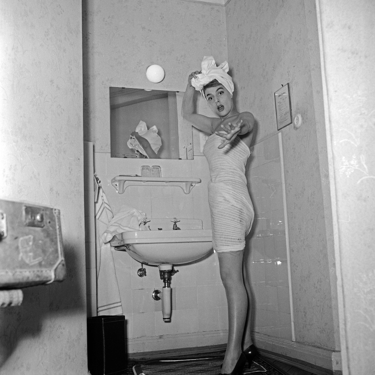 Die franz�sische S�ngerin Daniele Dupre bei einem Fotoshooting im Hotel Bellevue in Hamburg, Deutschland 1950er Jahre. French singer Daniele Dupre at a photo shoot in her hotel room at Hamburg, German ...