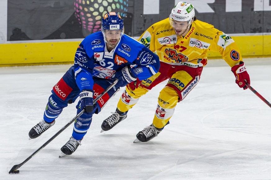 ZSC Lions Stuermer Denis Malgin, links, gegen EHC Biel Verteidiger Yannick Rathgeb waehrend dem Eishockey-Meisterschaftsspiel der National League zwischen den ZSC Lions und dem EHC Biel am Samstag, 16 ...