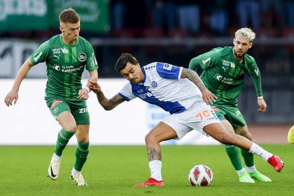 Grasshopper Oliver Batista Meier, Mitte, gegen St. Gallens Christian Witzig, links, und St. Gallens Mihailo Stevanovic, rechts, waehrend dem Meisterschaftsspiel der Super League zwischen dem Grasshopp ...