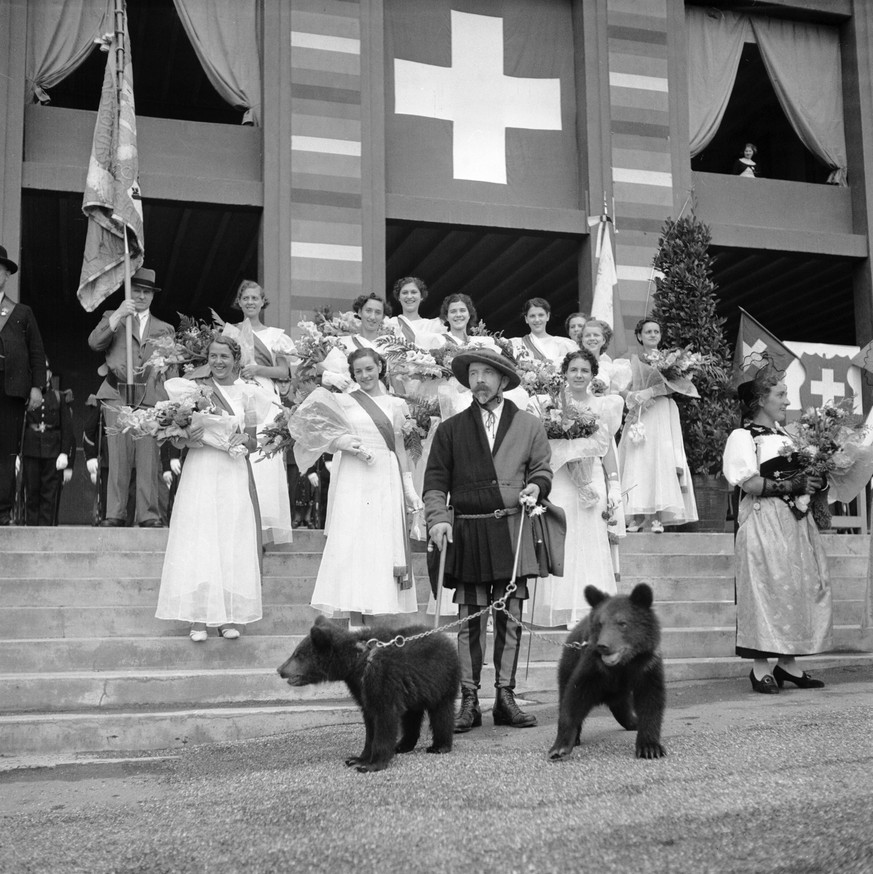 Das Eidgenoessische Schwing- und Aelplerfest in Lausanne, aufgenommen am 31. Juli 1937. Dier Ehrendamen und zwei Jungbaeren sind Teil des Festprogramms. (KEYSTONE/PHOTOPRESS-ARCHIV/Str)
