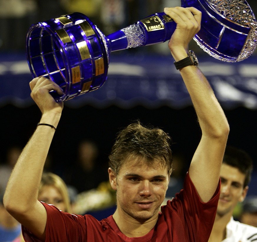 Der erste Sieg bei den Grossen: Wawrinka stemmt die Siegertrophäe des Turniers von Umag in die Höhe.