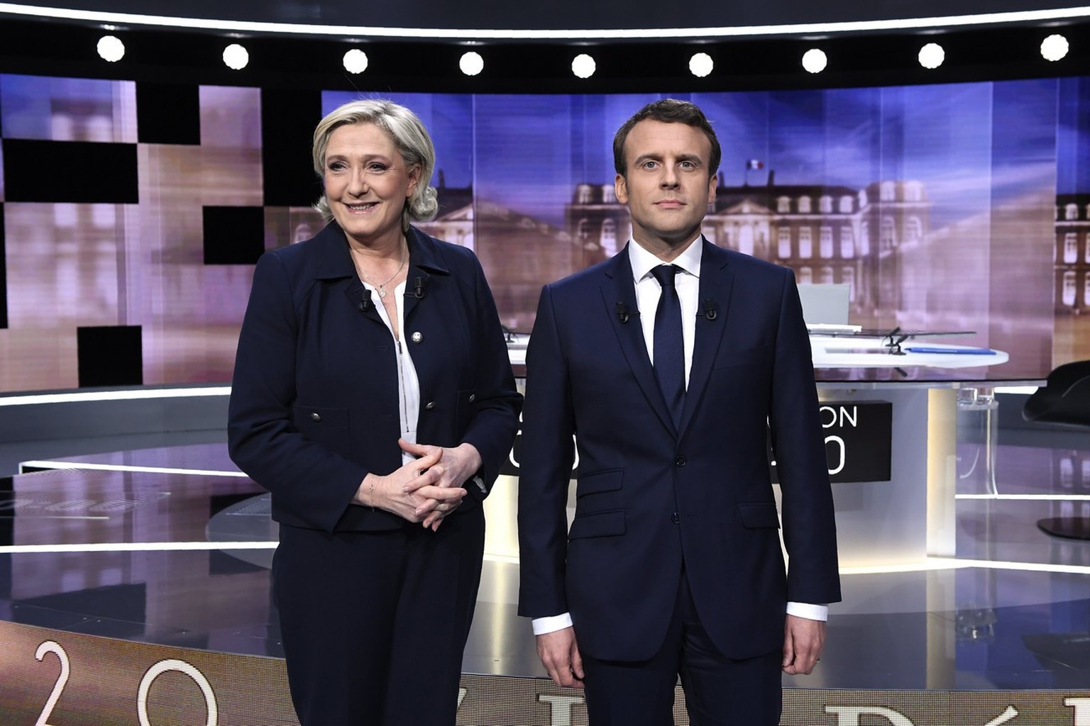 epa05942617 French presidential election candidate for the far-right Front National (FN) party, Marine Le Pen (L), and French presidential election candidate for the &#039;En Marche!&#039; (Onwards!)  ...