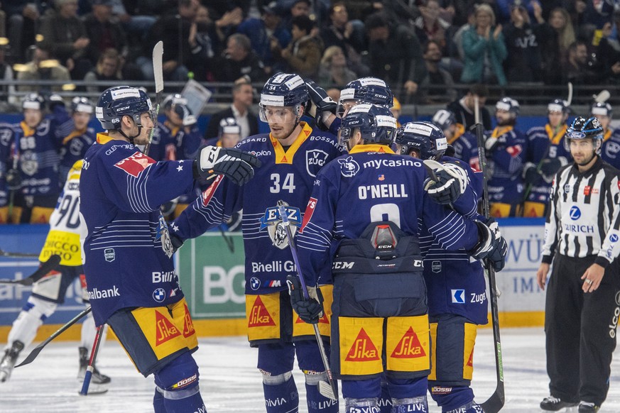 Die Zuger mit Peter Cehlarik, 2. von links, feiern das Tor zum 1:1 beim Eishockey Meisterschaftsspiel der National League zwischen dem EV Zug und dem HC Ambri-Piotta am Sonntag, 2. Oktober 2022 in Zug ...