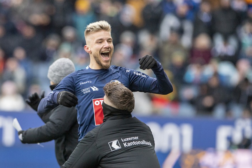 Die Luzerner mit Martin Frydek feiern das Tor zum 1:0 beim Super League Meisterschaftsspiel zwischen dem FC Luzern und den Grasshoppers vom Sonntag, 26. Februar 2023 in Luzern. (KEYSTONE/Urs Flueeler)