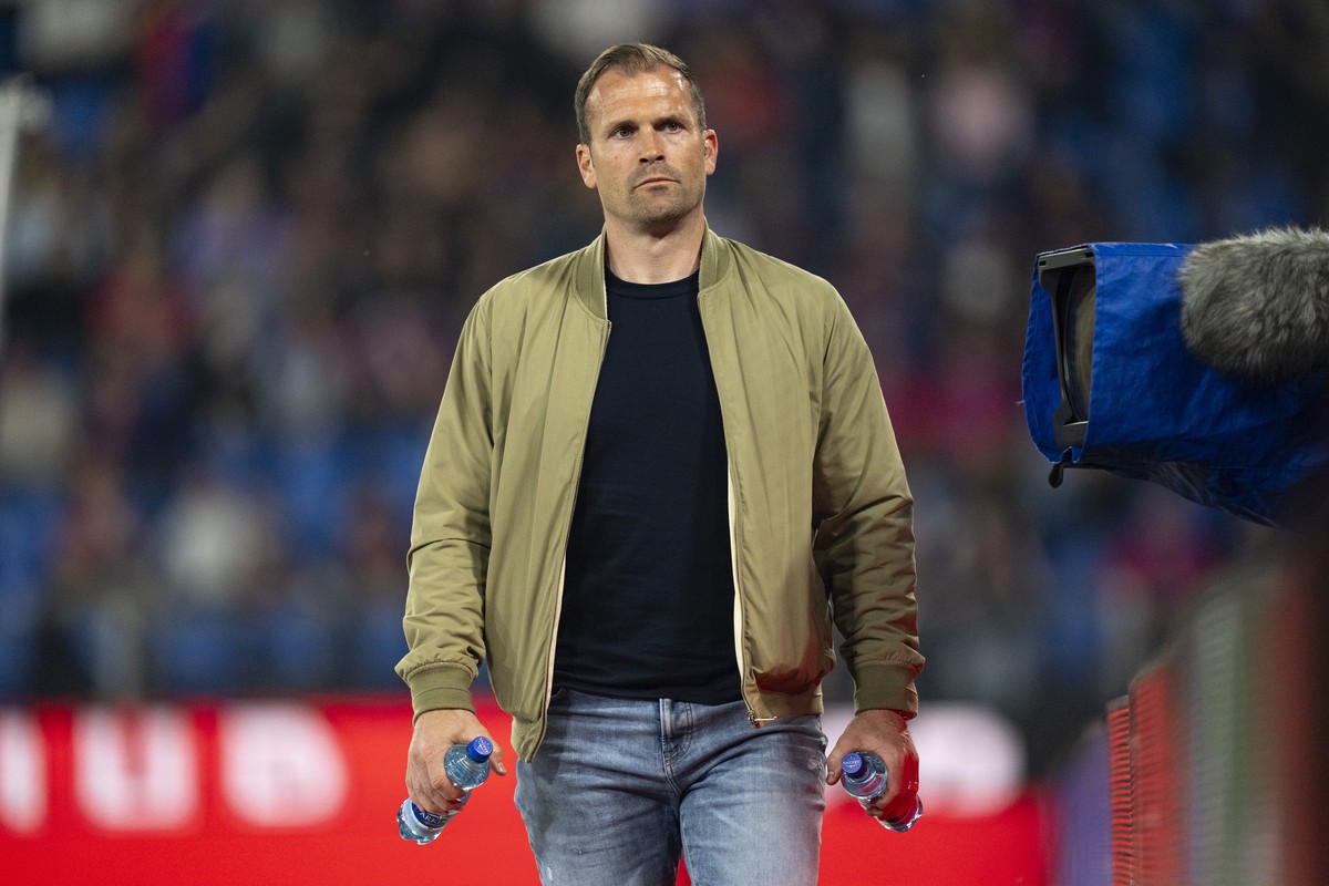 Sportchef Daniel Stucki (FCB) kommt aus der Pause bei dem Spiel der Fussball Super League zwischen dem FC Basel (FCB) und dem FC Thun (FCT) am Samstag, 2. Mai 2026 im St. Jakob-Park in Basel. (KEYSTON ...
