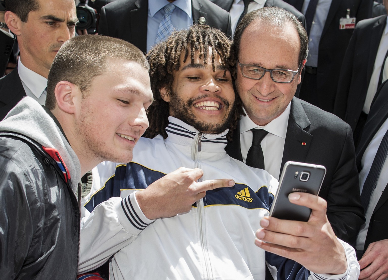 Ein Mitarbeiter der Stadt Bern posiert für ein Selfie mit dem französischen Präsidenten François Hollande (15.04.2015).