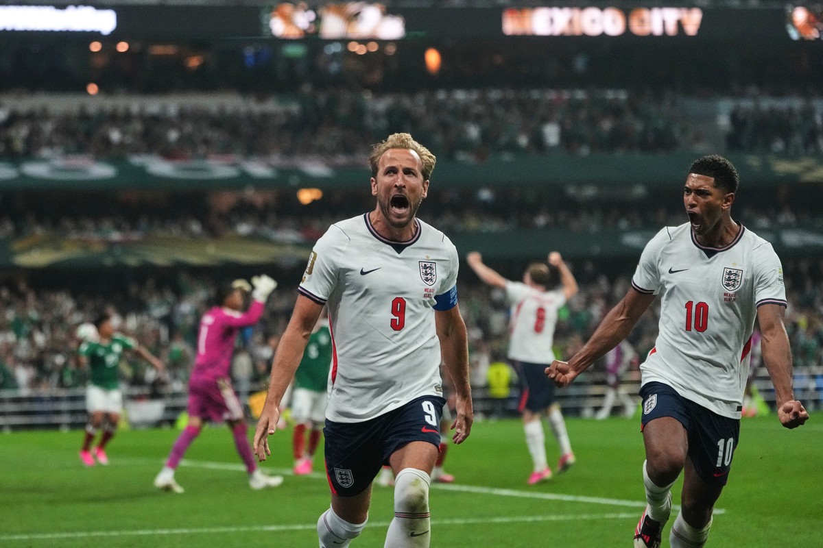 England's Harry Kane (9) celebrates with Jude Bellingham (10) after scoring his side's third goal through penalty kick during the World Cup round of 16 soccer match between Mexico and Englan ...