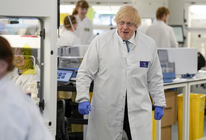 Boris Johnson zu Besuch in einem Labor in Milton Keynes, England.