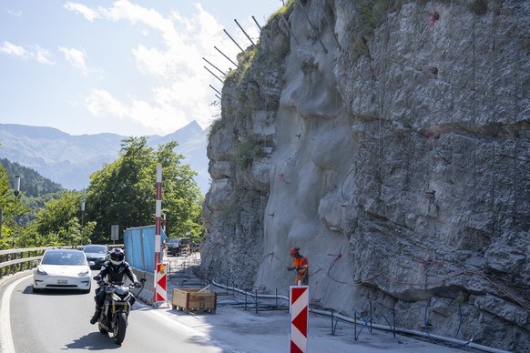 Der Fels der Ochesenwaldkurve an der Bruenigpass Strasse auf Obwaldner Seite wird nach einem Steinschlag zum Teil abgebaut und gesichert, am Donnerstag, 7. August 2025 auf dem Bruenigpass. Die Bauarbe ...