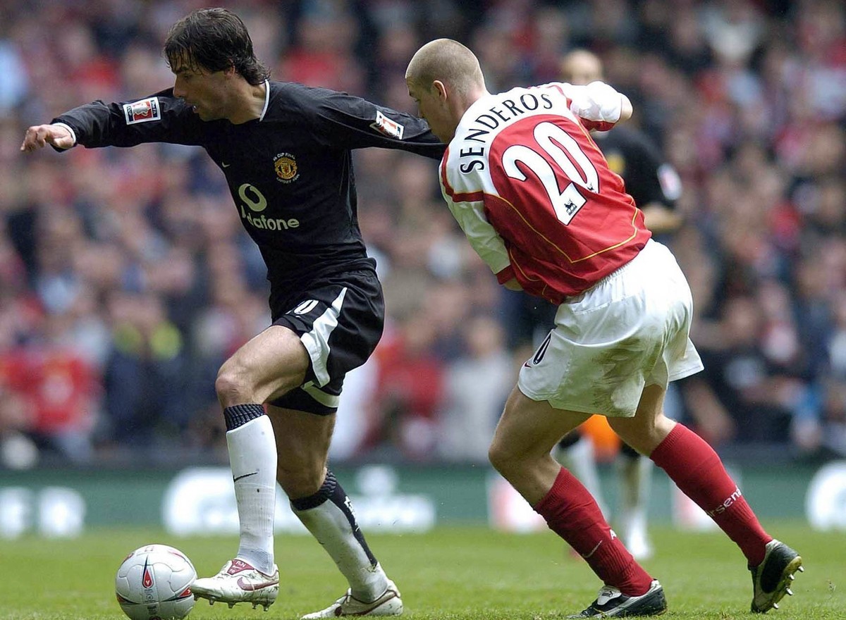 Manchester United's Ruud van Nistelrooy, left, controls the ball past Arsenal's Philippe Senderos during the FA Cup Final at the Millennium Stadium, Cardiff, Saturday May 21, 2005. (KEYSTONE ...