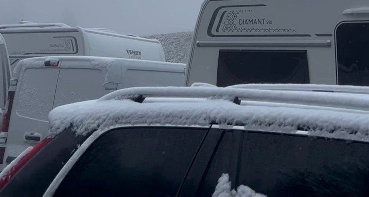 Nous avons joint un membre des gens du voyage expulsés mardi du canton du Valais. Leur avocat s'insurge. La police valaisanne botte en touche. A Neuchâtel, on sort la loi.