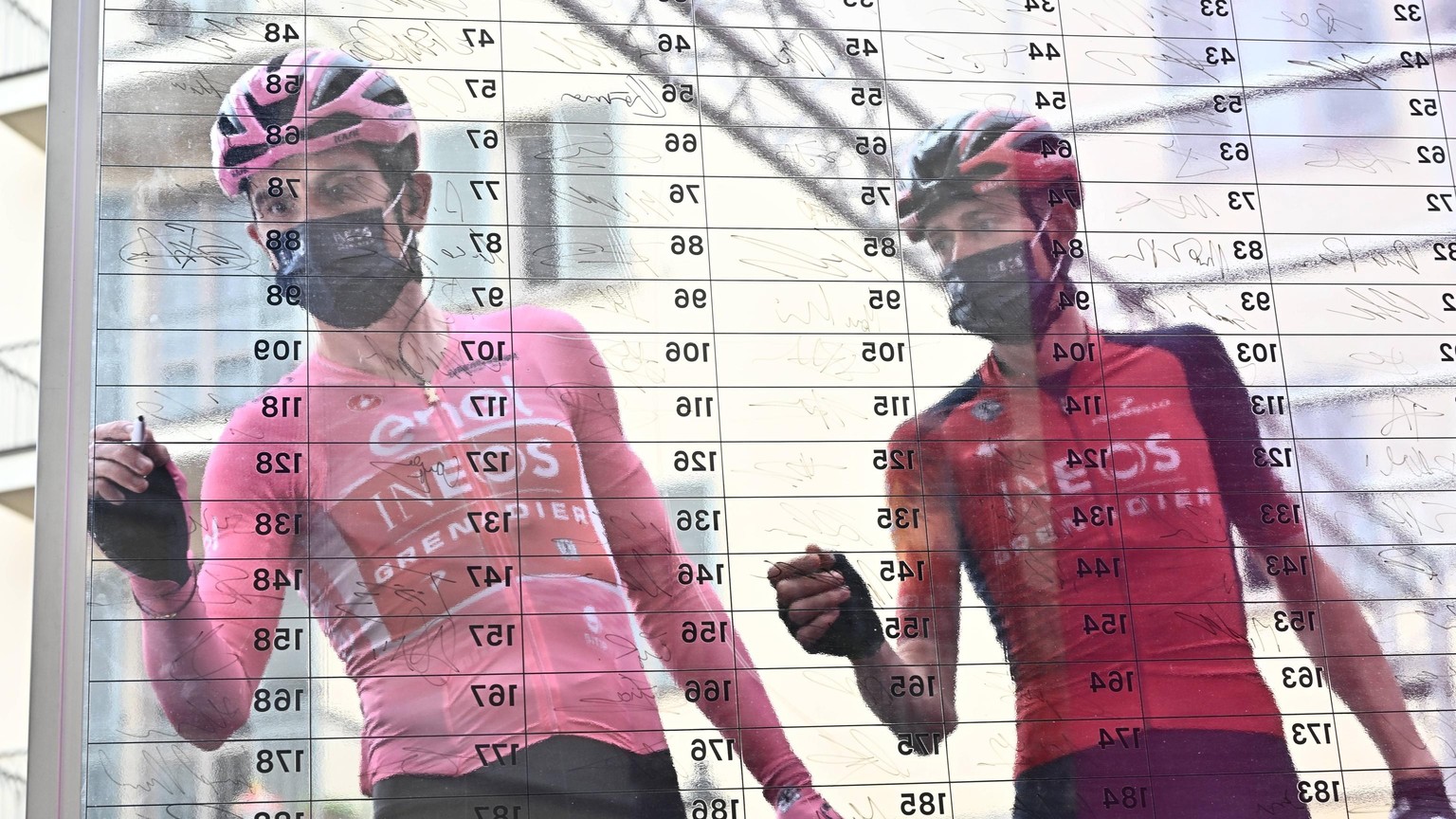 epa10636433 British rider Geraint Thomas (L) of Team Ineos Grenadiers wearing the overall leader&#039;s pink jersey, at the signing in podium ahead of the departure of the twelveth stage of the 2023 G ...