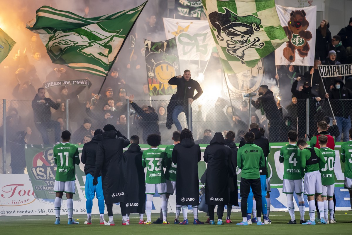 Les joueurs et supporters st-gallois laissent eclater leur joie, lors de la rencontre de football de la Coupe Suisse des quarts de finale entre le club de Promotion League Etoile Carouge FC et le club ...