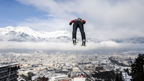 Simon Ammann beim Trainingssprung in Innsbruck.