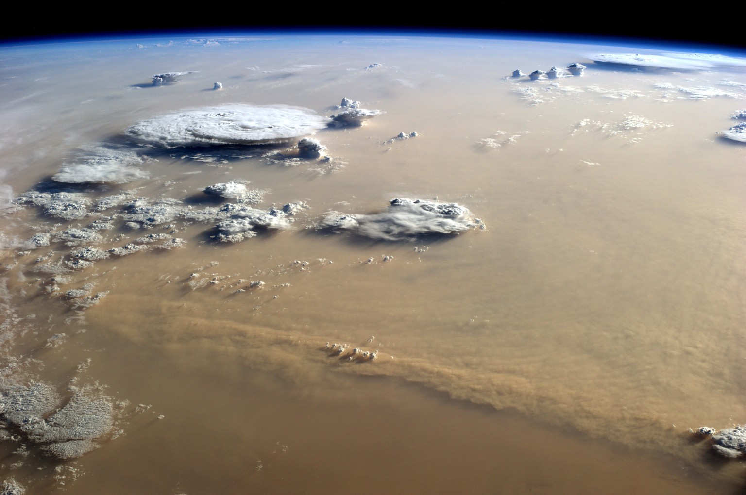 Sandsturm über der Sahara, 2014, fotografiert von der Internationalen Raumstation ISS.