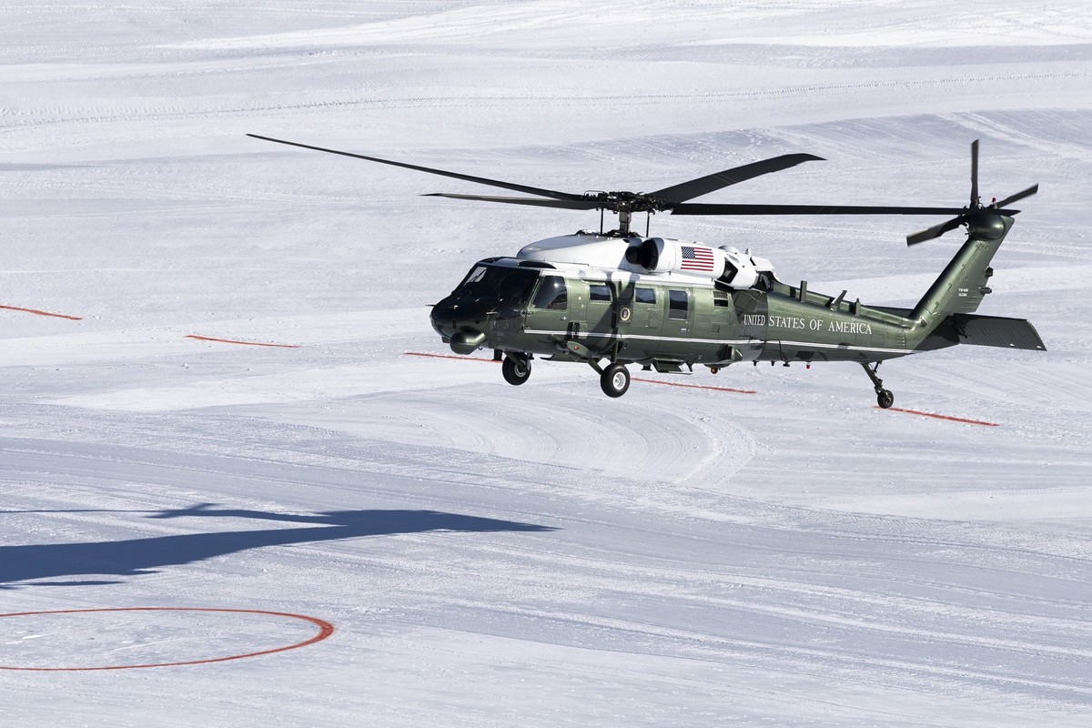 epa12667516 The Marine One helicopter, carrying US President Donald Trump, lands on the sidelines of the 56th annual meeting of the World Economic Forum (WEF) in Davos, Switzerland, 21 January 2026. T ...