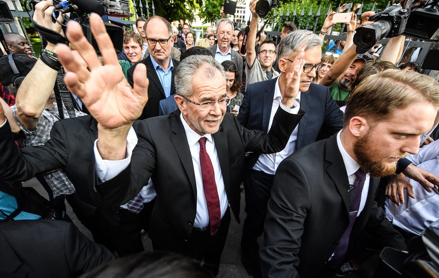 Der frühere Grünen-Chef Alexander Van der Bellen hat die Bundespräsidentenwahl in Österreich knapp gewonnen.