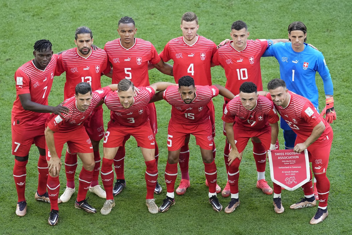 Swiss squad pose prior to the World Cup group G soccer match between Switzerland and Cameroon, at the Al Janoub Stadium in Al Wakrah, Qatar, Thursday, Nov. 24, 2022. (AP Photo/Ebrahim Noroozi)