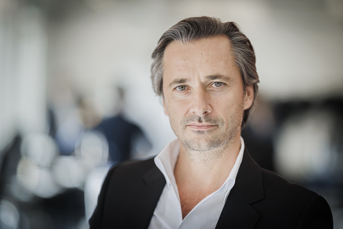 Né à Dijon, Grégoire Courtine a étudié à à l'Université de California. Il a ensuite été professeur associé à l'EPFZ, avant d'être «transféré» à sa sœur romande.