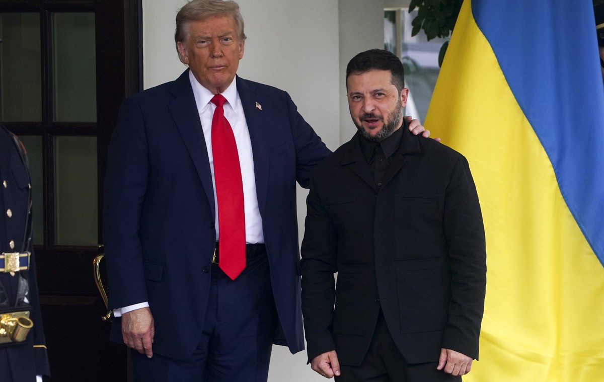 epaselect epa12308480 US President Donald Trump greets Ukraine's President Volodymyr Zelensky at the White House, Washington, DC, USA, 18 August 2025. President Trump is meeting with European lea ...