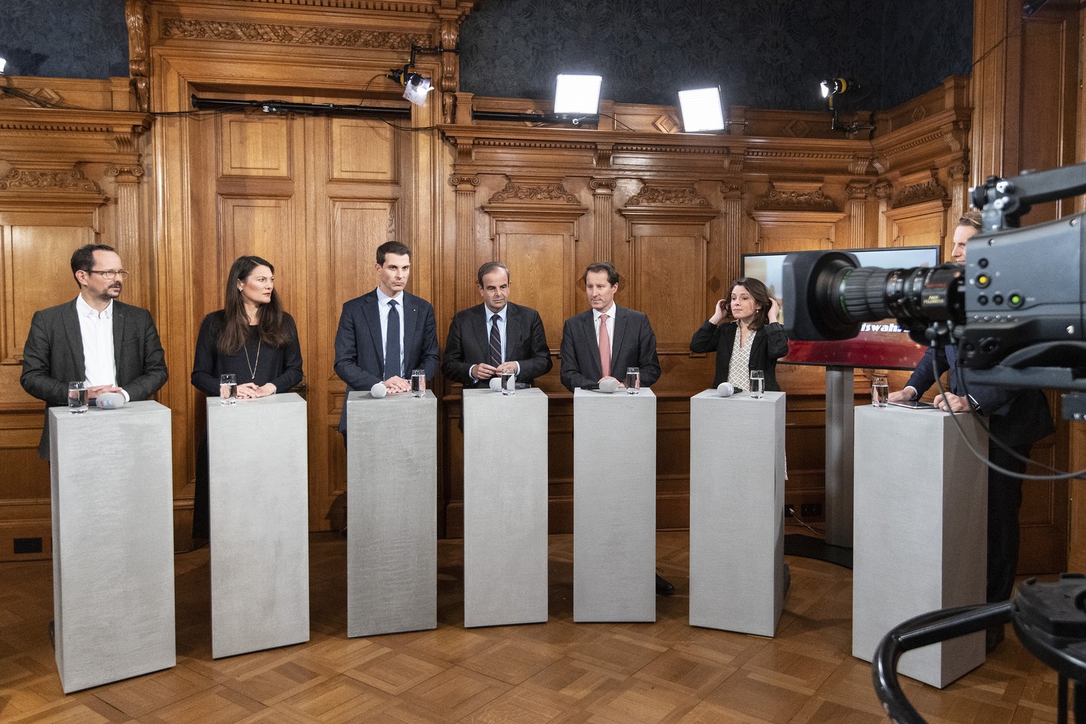 Die Parteipraesidenten Balthasar Glaettli, Gruene, Tiana Angelina Moser, GLP, Thierry Burkart, FDP-AG, Gerhard Pfister, Mitte-ZG, Thomas Aeschi, SVP-ZG, und Mattea Meyer, SP-ZH, von links, anlaesslich ...