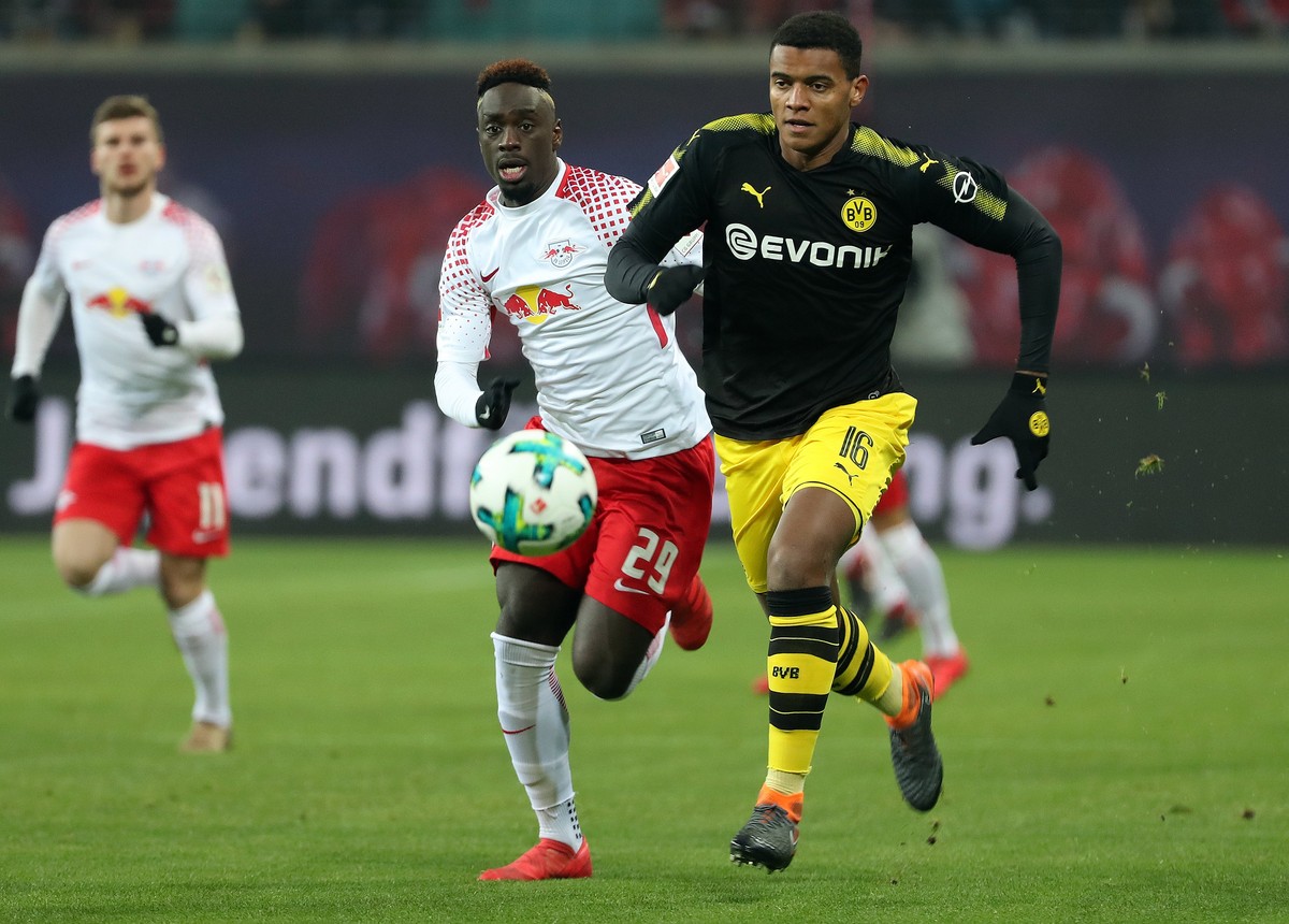 epa06577616 Leipzig's Jean-Kevin Augustin (L) in action with Dortmund's Manuel Akanji during the German Bundesliga soccer match between RB Leipzig and Borussia Dortmund, in Leipzig, Germany, ...