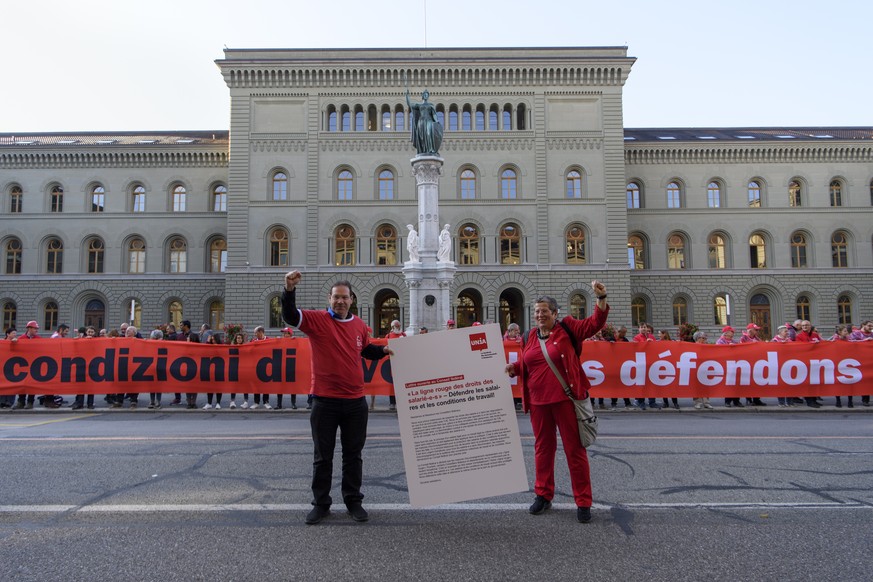 Menschen demonstrieren waehrend der Aktion von Arbeitnehmenden zum Arbeitnehmerrecht &quot;Rote Linie Arbeitnehmerrechte&quot;, am Mittwoch, 5. September 2018 vor dem Bundeshaus in Bern. (KEYSTONE/Ant ...