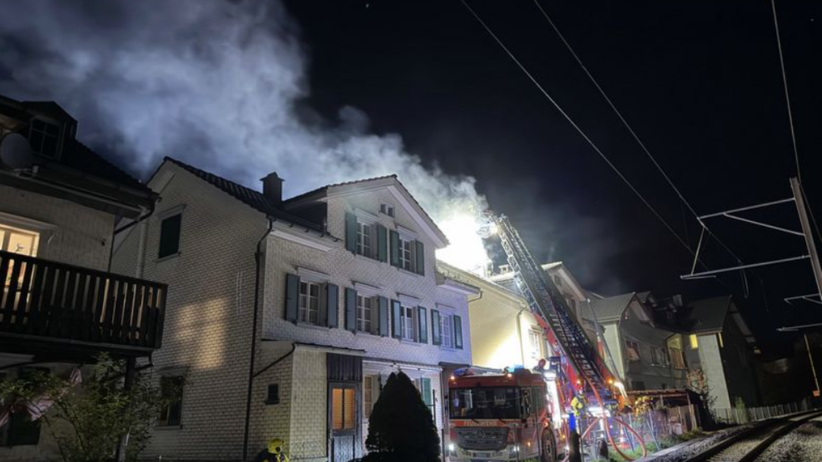 Herisau AR: Brand neben Gleisen legt Zugstrecke lahm