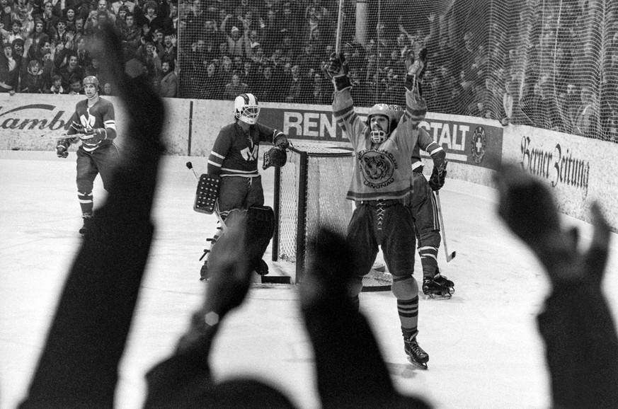 Der Langnauer Juerg Berger jubelt nach dem Spiel gegen den EHC Biel, aufgenommen am 2. Maerz 1976 in der Ilfishalle in Langnau. Der SC Langnau steht als Schweizermeister fest. (KEYSTONE/Str)