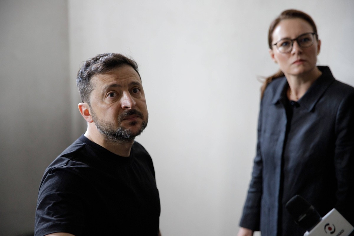 Ukraines leaders visit Kyiv Pechersk Lavra after Russian attack President of Ukraine Volodymyr Zelenskyy and Prime Minister of Ukraine Yuliia Svyrydenko visit the Kyiv Pechersk Lavra, where the roof o ...