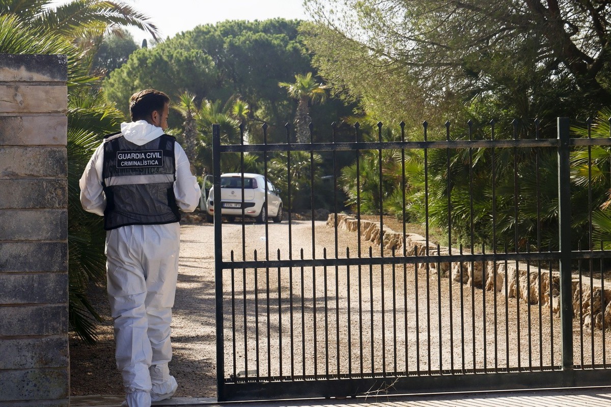 epa11625598 A Civil Guard officer enters the residence where a Portuguese man (aged 47) was arrested on 25 September for allegedly murdering the mother of his partner, in the town of Colonia de Sant J ...