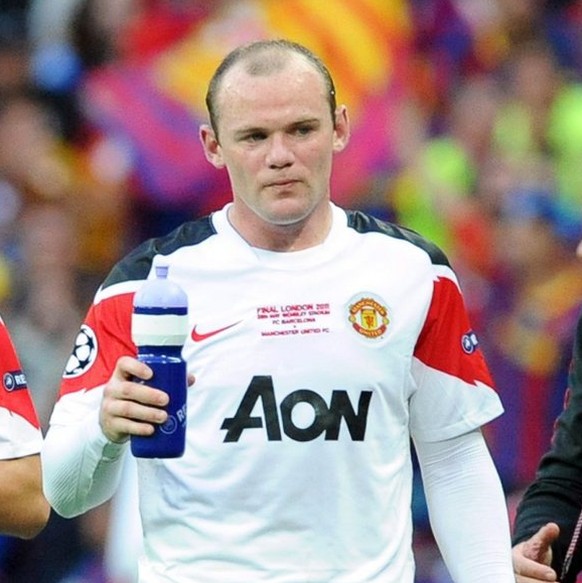 epa02756787 Manchester United manager Sir Alex Ferguson (R) gives instructions to his players Javier Hernandez (L) and Wayne Rooney (C) during the UEFA Champions League final between FC Barcelona and  ...