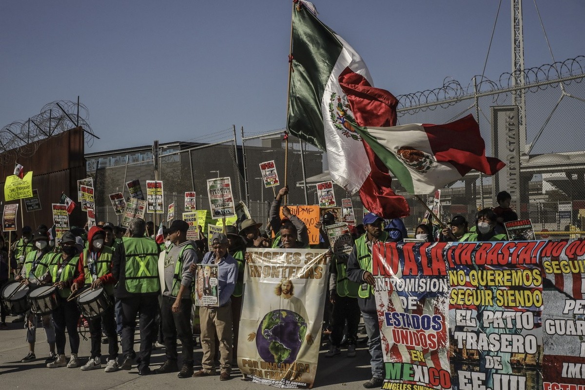 A group of migrants attend a demonstration at the San Ysidro international port in the border city of Tijuana, Mexico, 18 December 2024. A group of migrants protested at the San Ysidro international p ...