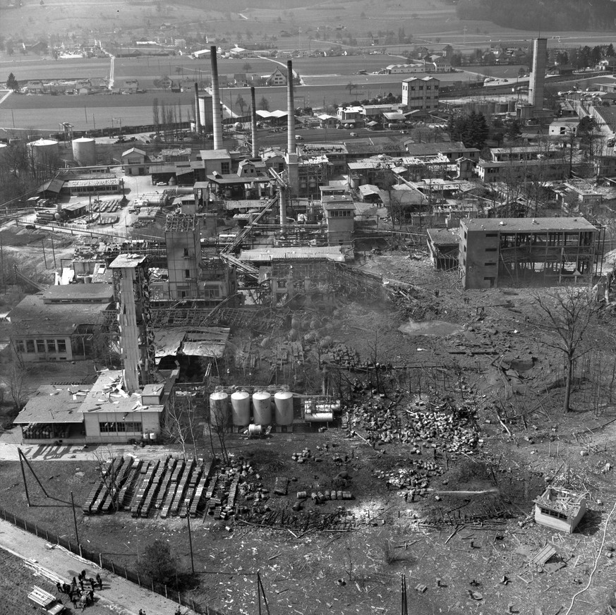 An aerial photograph shows the extent of the destruction following the explosion at the Swiss Explosives Factory in Dottikon, taken on 8 April 1969. (KEYSTONE/PHOTOPRESS ARCHIVE/Str)

Eine Luftaufnahm ...