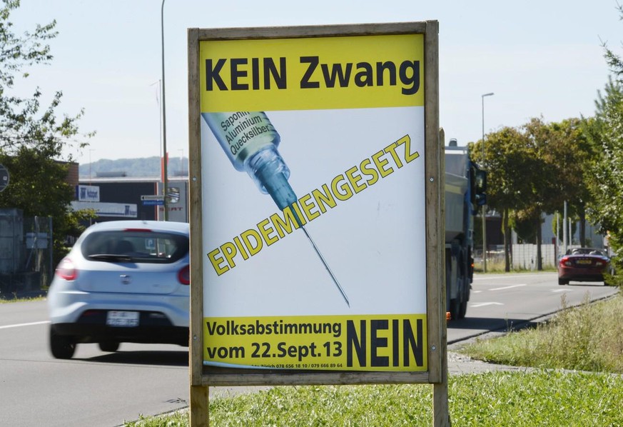 Ein Abstimmungsplakat thematisiert die Revision des Epidemiengesetzes, am Dienstag, 3. September 2013, in Pfungen. Am 22. September 2013 stimmt das Volk ueber die Revision ab.