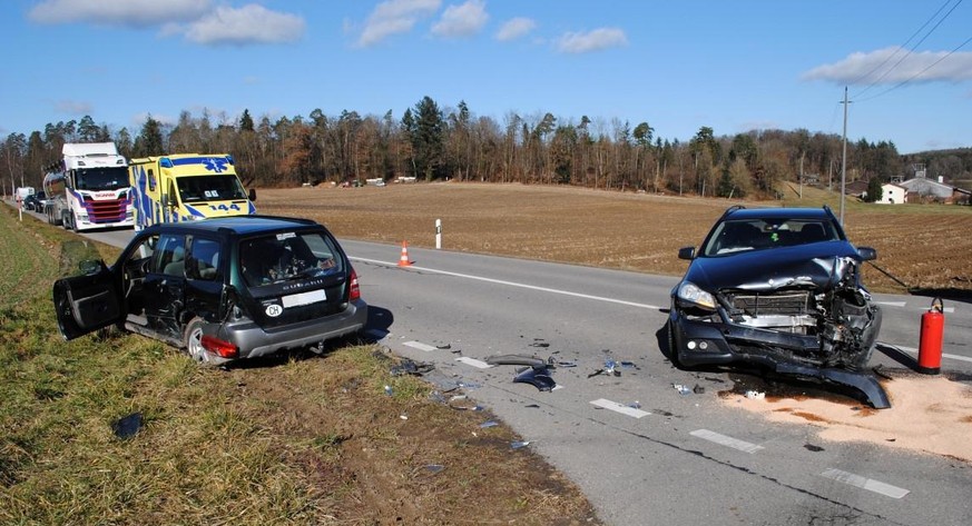 Am Samstagmittag beabsichtigte ein 80-jähriger Autolenker von der Nackerstrasse herkommend die Rafzerstrasse in Richtung Steinenkreuz zu überqueren.